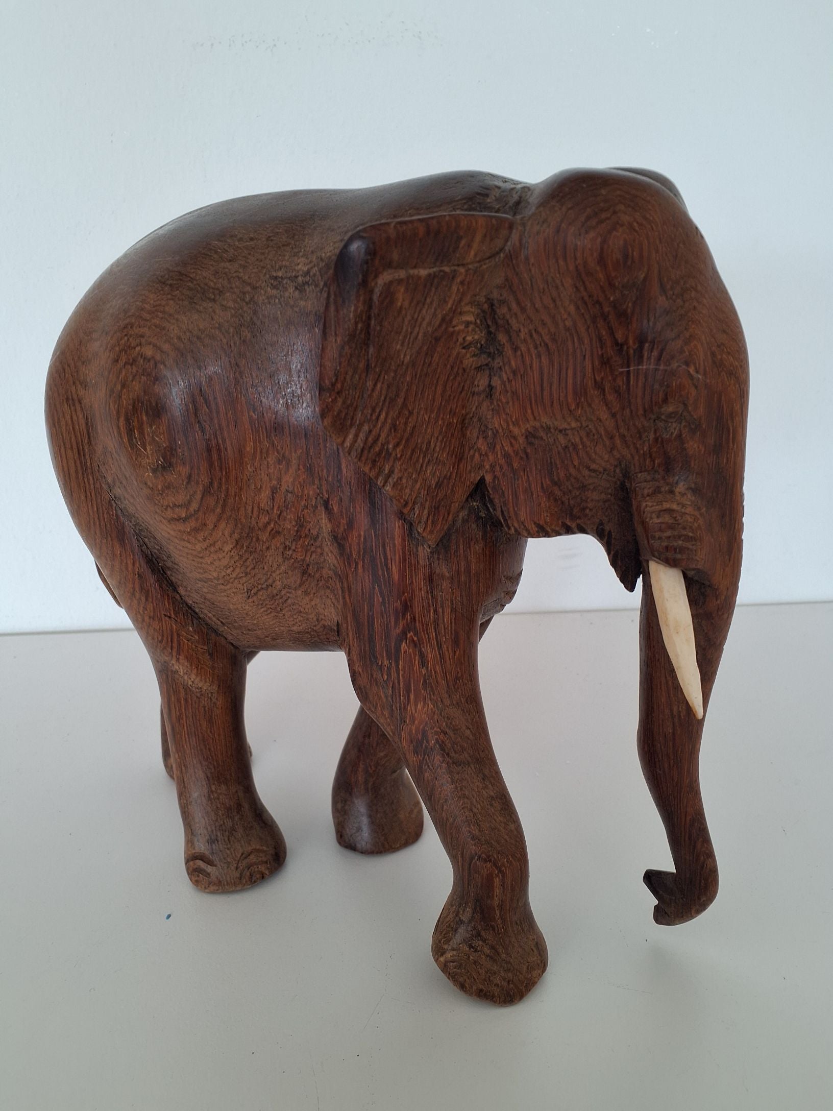 Elefant i mørkt træ